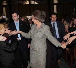 Su Majestad la Reina es saludada por los feligreses que se congregaban a su llegada a la iglesia